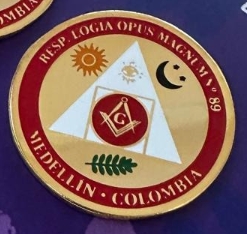 Broche solapa, Logia Opus Magnum 